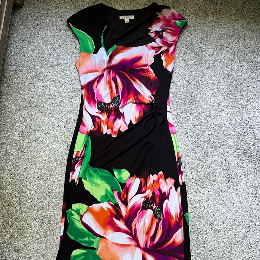 Floral wrap style dress. Size 8.